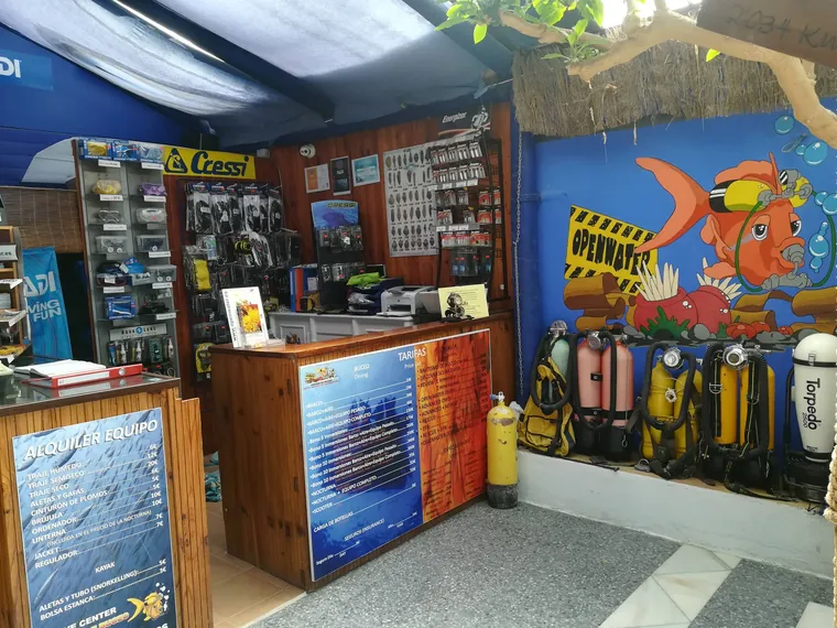 Recepción y tienda del centro con material de buceo