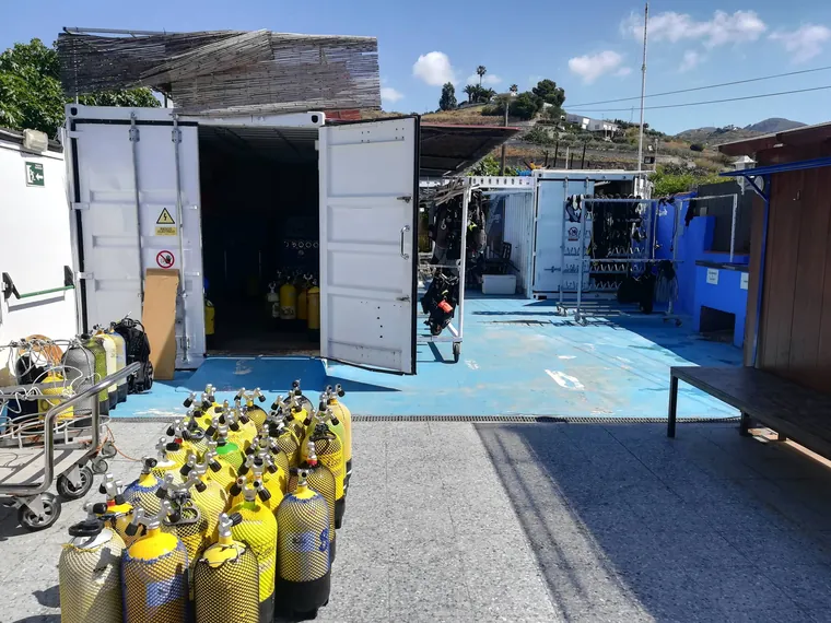 Botellas y equipos en la zona de preparación del centro