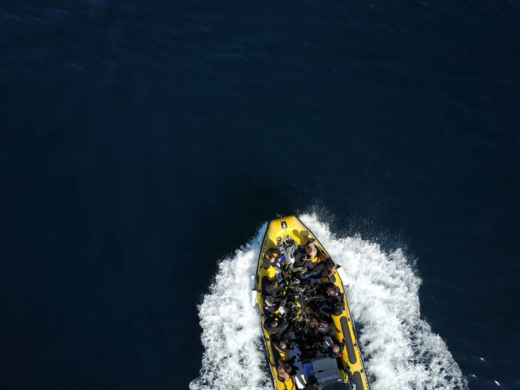 La neumática de Open Water navega sobre el agua azul vista desde arriba